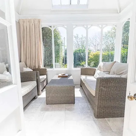 Southfield Is A Spacious Period Five Bed, Four Bath With Parking Casa de Férias