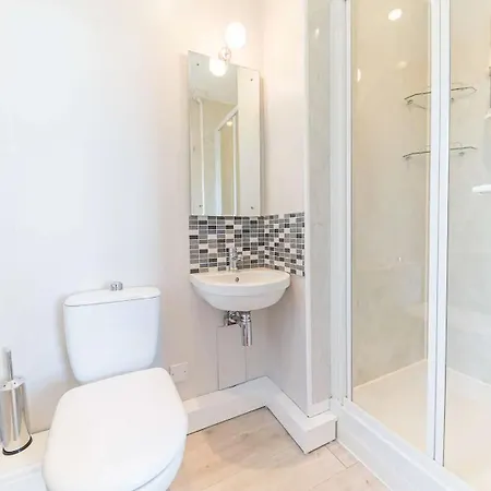 Southfield Is A Spacious Period Five Bed, Four Bath With Parking Casa de Férias Kendal