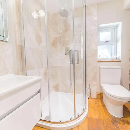 Casa de Férias Southfield Is A Spacious Period Five Bed, Four Bath With Parking