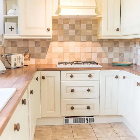Southfield Is A Spacious Period Five Bed, Four Bath With Parking Ferienhaus Kendal