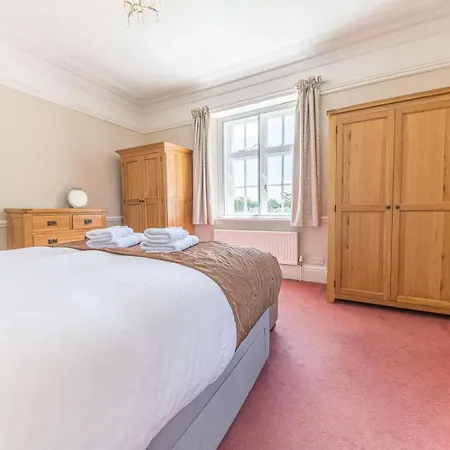 Casa de Férias Southfield Is A Spacious Period Five Bed, Four Bath With Parking