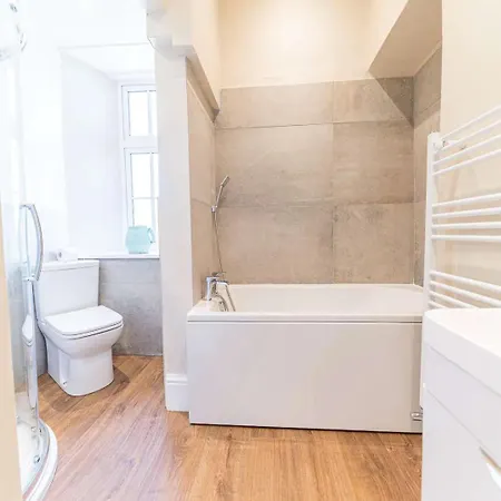 Southfield Is A Spacious Period Five Bed, Four Bath With Parking Casa de Férias Kendal