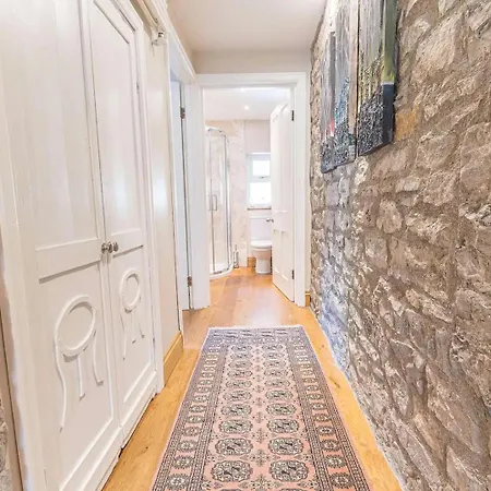 Ferienhaus Southfield Is A Spacious Period Five Bed, Four Bath With Parking