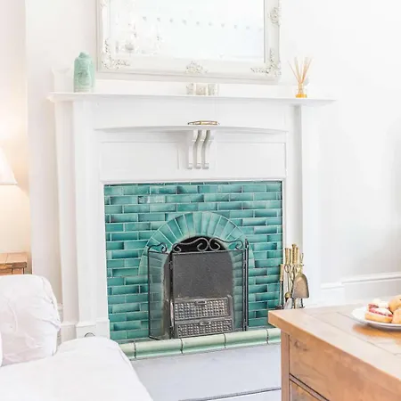 Casa de Férias Southfield Is A Spacious Period Five Bed, Four Bath With Parking *