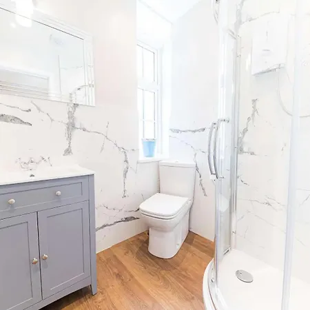 Southfield Is A Spacious Period Five Bed, Four Bath With Parking Casa de Férias