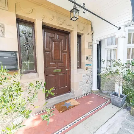 Casa de Férias Southfield Is A Spacious Period Five Bed, Four Bath With Parking