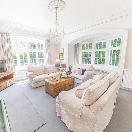 Southfield Is A Spacious Period Five Bed, Four Bath With Parking Ferienhaus