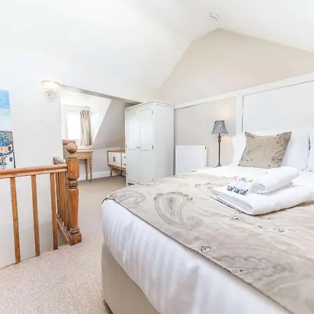 Vakantiehuis Southfield Is A Spacious Period Five Bed, Four Bath With Parking *