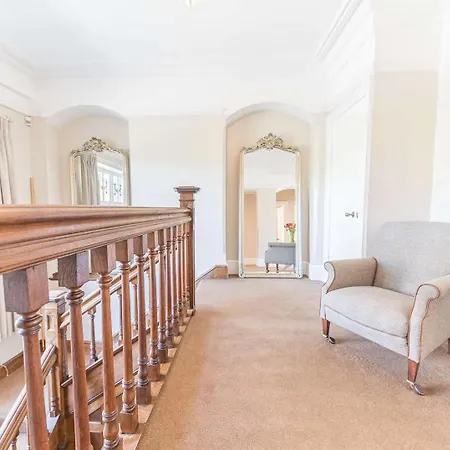 Southfield Is A Spacious Period Five Bed, Four Bath With Parking Casa de Férias Kendal