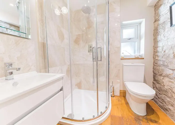 Ferienhaus Southfield Is A Spacious Period Five Bed, Four Bath With Parking