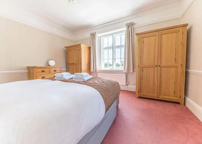 Ferienhaus Southfield Is A Spacious Period Five Bed, Four Bath With Parking