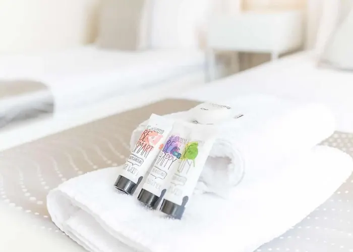 Southfield Is A Spacious Period Five Bed, Four Bath With Parking Ferienhaus *