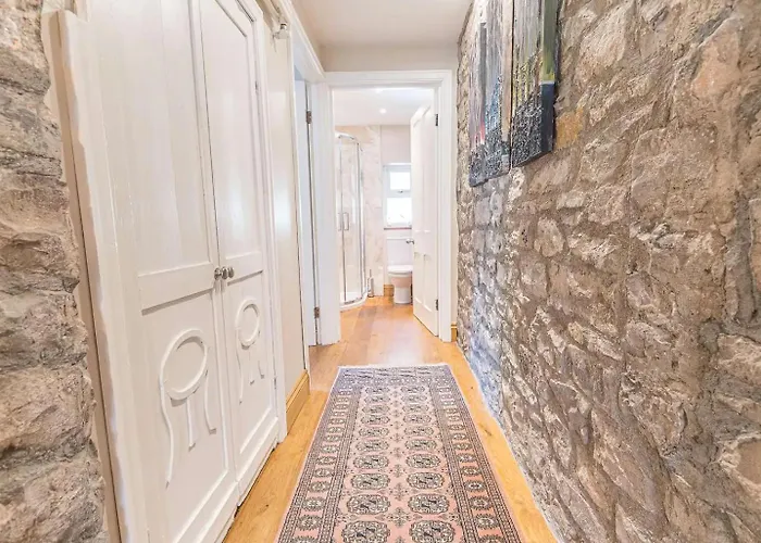 Ferienhaus Southfield Is A Spacious Period Five Bed, Four Bath With Parking