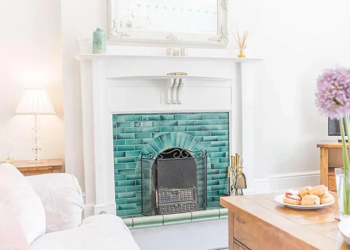 Ferienhaus Southfield Is A Spacious Period Five Bed, Four Bath With Parking *