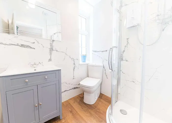 Southfield Is A Spacious Period Five Bed, Four Bath With Parking Ferienhaus