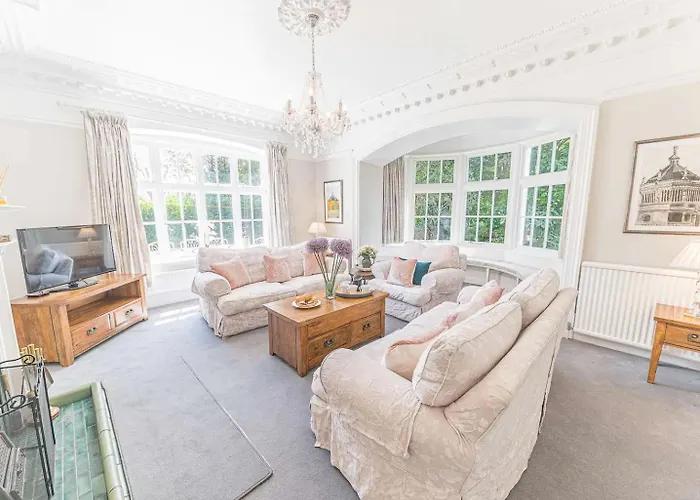 Southfield Is A Spacious Period Five Bed, Four Bath With Parking Ferienhaus