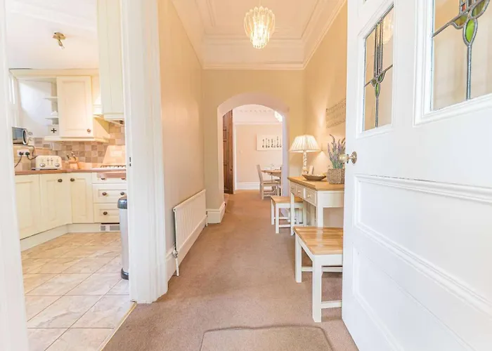 Ferienhaus Southfield Is A Spacious Period Five Bed, Four Bath With Parking