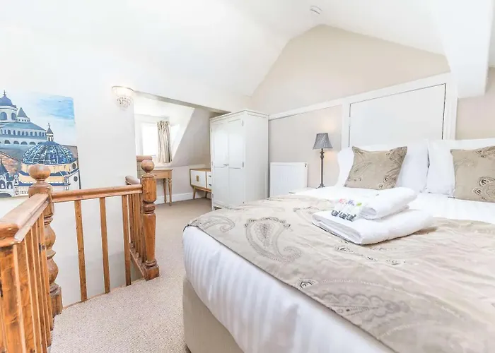 Ferienhaus Southfield Is A Spacious Period Five Bed, Four Bath With Parking *