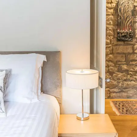 Southfield Is A Spacious Period Five Bed, Four Bath With Parking Semesterbostad