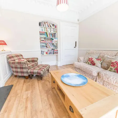 Southfield Is A Spacious Period Five Bed, Four Bath With Parking Semesterbostad