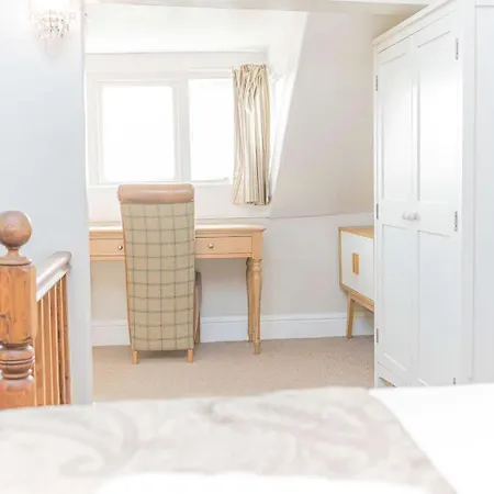 Southfield Is A Spacious Period Five Bed, Four Bath With Parking Semesterbostad Kendal