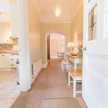 Semesterbostad Southfield Is A Spacious Period Five Bed, Four Bath With Parking